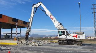 Una grua treballant ahir al matí en l'enderroc al peatge