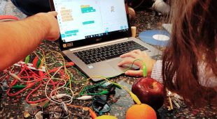 Alguns alumnes de l'escola Montessori de Girona fent una activitat educativa vinculada a la tecnologia