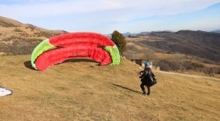 Un volador desplegant el parapent a la zona d'Ogassa