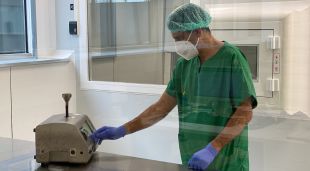Un sanitari de l'Hospital de Cerdanya comprovant el funcionament d'un aparell