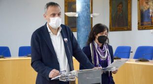El regidor d’Habitatge, Jordi Güell, i la directora de l’Oficina Local d’Habitatge d’Olot, Míriam Paredes
