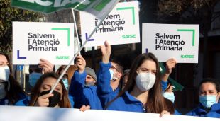 Pancartes de 'Salvem l'Atenció Primària' a la concentració davant el CAP Alfons Moré de Salt