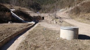 L'abocador clausurat Ripollès 3 a Les Llosses amb les canalitzacions d'aigua fetes en la primera fase de millores