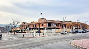 L'edfici que serà enderrocat per acollir un nou supermercat