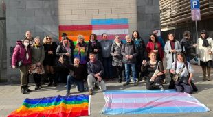 Respresentants del col·lectiu LGTBI de Girona davant on s'ha de construir la nova seu (arxiu)