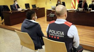 D'esquenes i custodiat pels Mossos, el pare que va abusar de la filla de 9 anys a Salt i Figueres