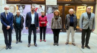 Foto de família de la presentació del primer Premi Aurora Bertrana de traducció i de les novetats dels Premis Literaris de Girona