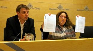 La regidora Míriam Pujola exhibeix els acords de ple per subratllar que ara cobra 300 euros menys que al 2019