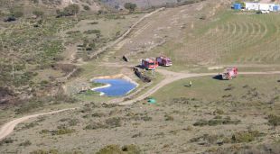 Efectius dels Bombers treballant a la zona del Pení