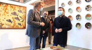 El president de la Generalitat, Pere Aragonès, durant la visita al museu Terracota de la Bisbal d'Empordà