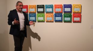 El comissari de l'exposició sobre artistes residents a l'Empordà de Can Mario, Toni Álvarez, explicant l'obra 'KM7 confinada' de José Luís Pascual que han fet diversos artistes de la zona