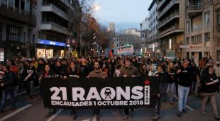 Imatge de la capçalera de la manifestació d'aquest dissabte al pas per Gran via Jaume I