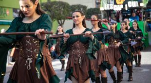 Un grup de joves al Carnaval de Palamós, ahir