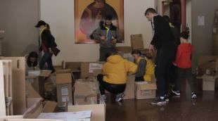 Diversos voluntaris preparant caixes amb material de primera necessitat per enviar de Barcelona a Ucraïna