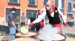 Un membre de la comissió del ranxo preparant la tradicional sopa