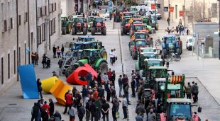 Filera de tractors davant la seu de la Generalitat a Girona