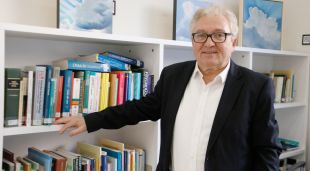 El responsable de comunicació del Col·legi de Psicòlegs de Girona, Àngel Guirado, al costat d'una llibreria del col·legi