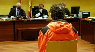 L'acusat, d'esquenes, davant el tribunal de la Secció Quarta de l'Audiència de Girona