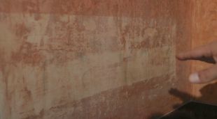 Un altre grafit amb una dona estirada localitzat a la mateixa habitació