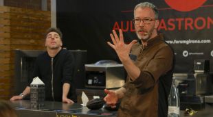 Damian Allsop i Jordi Roca -de fons- durant la seva participació al Fòrum Gastronòmic