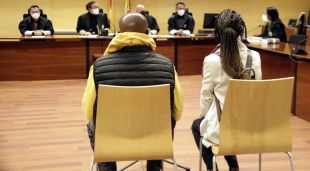 D'esquenes, al costat de l'intèrpret, l'acusat de pessigar el cul a una menor al carrer a la Bisbal d'Empordà