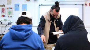 El raper amb dos dels joves participants al taller