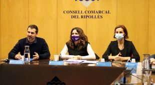 D'esquerra a dreta: Joaquim Colomer, (president del Consell Comarcal del Ripollès), Laura Vilagrà (consellera de la Presidència) i Anna Caula (secretaria general de l'Esport) el passat 22 de març