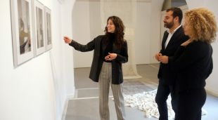L'artista Anna III, el vicealcalde de Girona Quim Ayats, i la comissària de l'exposició Natàlia Chocarro, contemplant algunes de les peces de la mostra