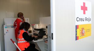 Un dels mòduls habilitats per l'Estat i la Creu Roja per atendre refugiats ucraïnesos a peu d'AP-7 a l'Alt Empordà