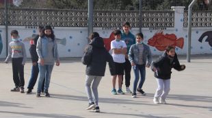 Alumnes de sisè de primària de l'escola Mossèn Joan Batlle de Blanes corrent al pati mentre fan relleus