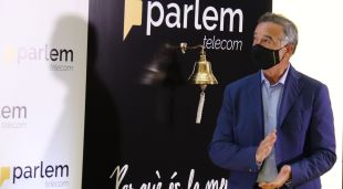 Pla curt d'Ernest Pérez-Mas, conseller delegat de Parlem telecom, aplaudint a la Borsa de Barcelona, el 22 de juny del 2021