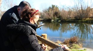 La jutgessa i un dels pèrits a la bassa de Santa Eugènia on va morir el menor. Imatge del 13 de gener del 2022