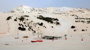 La zona de Beret, de l'estació aranesa de Baqueira Beret, tenyida de marró per la pols sahariana (arxiu)