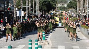 Una de les colles passa per davant del públic en la desfilada a Platja d'Aro