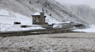 El cap del Port de la Bonaigua el 3 de novembre del 2021 emblanquinat per la darrera nevada