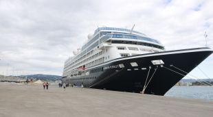 L'Azamara Pursuit amarrat al Port de Palamós
