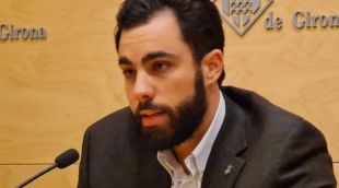 El regidor no-adscrit de l'Ajuntament de Girona, Daniel Pamplona, en una roda de premsa a la sala Miquel Diumé