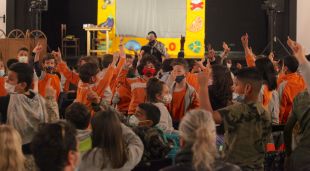 Un conjunt d'infants participant en el muntatge 'Massa Tip' d'Arriant Produccions