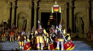 El Maniple dels Manaies després de baixar les escales de la Catedral de Girona