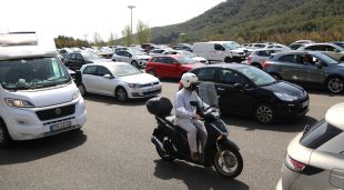 Nombrosos cotxes aturats a l'arribada al peatge de la C-32 al Garraf