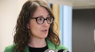 La consellera d'Igualat i Feminismes, Tània Verge, en una atenció als mitjans