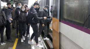 Usuaris de Rodalies agafen un dels primers trens de l'R1, un cop s'ha restablert el servei a Mataró