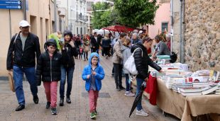 Afluència de públic a les parades de Calonge, el primer poble de llibres de Catalunya