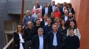 Pla mitjà de representants del sector del camping gironí a l'Espai Cràter d'Olot