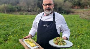 El cuiner Jaume Mora del restaurant Farré de Baro mostra dos plats confeccionats amb xicoies