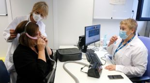 Dues infermeres del son fent una visita de seguiment a una pacient que pateix apnea del son al CAP Alfons Moré de Salt