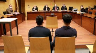 D'esquenes, els dos joves acusats pels aldarulls postsentència a Girona