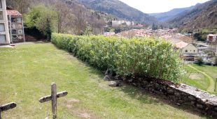 L'indret on es creu que hi podria haver la fossa comuna de Ribes de Freser amb el poble de fons