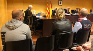 L'acusat, a l'esquerra, durant la primera sessió del judici a l'Audiència