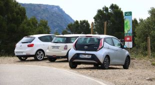 Vehcile estacionats al marge de la carretera a Cala Rostella de Roses